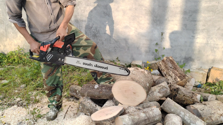 6 อันดับเลื่อยยนต์ยี่ห้อไหนดี? เลือกเลื่อยโซ่ยนต์ 2 จังหวะและ 4 จังหวะที่ดีที่สุด 2025