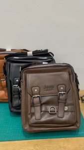 Jeep Buluo Tas Selempang Bahu Messenger Pria Wanita 1110 Bahan Sintetis Kilat Tebal Muat Banyak