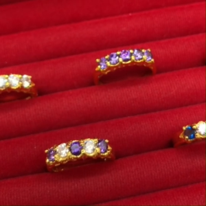 แหวนทองพลอยเรียง สีไพลิน อเมทิสต์ ชุบทอง ใส่เสริมบารมี ใส่ได้ทุกโอกาส งานสวย พร้อมส่ง รูปถ่ายจากสินค้าจริง