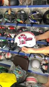 Mũ Bảo Hiểm Nữa Đầu 1/2 Mũ Sơn Có Lỗ Thông Gió Dán Tem Gấu Dâu Siêu KuTe Freesize