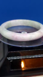 保证正品色泽均匀饱满精美品相天然緬甸老坑翡翠绿中带紫(稀有优质品种手镯)冰糯種玉手鐲(宽1cm*外径7.5cm*内径6 cm*55gram Gram)-(握/穿着有冰凉的感觉)-Warranty An Original Natural Burma Green Jade Bangle