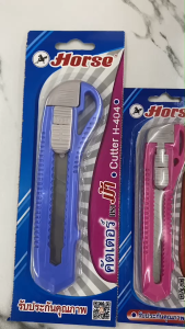 มีดคัตเตอร์ ตราม้า ด้ามเล็ก/ใหญ่ H303/H404 คัตเตอร์ มีด คละสี (ราคา/อัน) | เคแคมปัส เครื่องเขียน