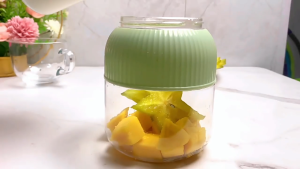 เครื่องคั้นน้ำผลไม้แบบพกพา 800ml เครื่องคั้นผลไม้ไร้สาย แก้วคั้นน้ำผลไม้ เครื่องคั้นน้ำผลไม้ไฟฟ้าแบบชาร์จไฟ ผลไม้ คั้นน้ำผล เครื่องปั่นน้ำผลไม้ไฟฟ้าไร้สาย 6ใบมีด