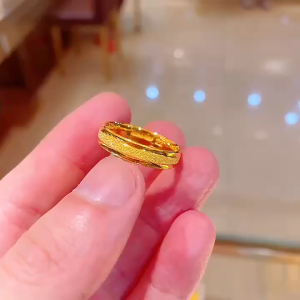แหวนทอง 0.6 กรัม ทอง 96.5% มีใบรับป แหวนวงแหวน Frosted ธรรมดาผู้ชายและผู้หญิงสวมใส่ทุกวันไม่ลอกไม่ดำ