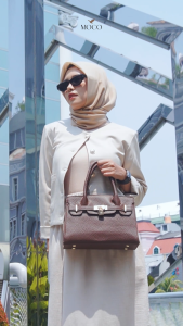 【Queen Bag】MOCO Fashion Tas Wanita Hand Bag Jinjing Elegan seperti Ratu Top Handle 8804 Tas Wanita Warna Cokelat Dan Hitam - Lazada