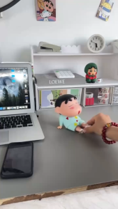 เครยอนชินจังโทรศัพท์มือถือแท็บเล็ตขี้เกียจยืนน่ารักสก์ท็อปเครื่องประดับตุ๊กตาของขวัญวันเกิดที่สวยงามชุดนอนเครยอนชินจัง