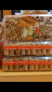 ทองม้วนไส้หมูหยองกล่องสี่เหลี่ยมใหญ่ราคากล่องละ330฿ มีกลิ่นหอมกระทิและงาดำกรอบอร่อย