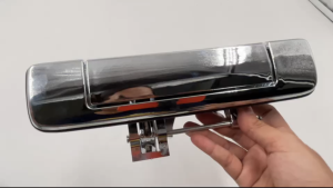 มือเปิดฝาท้าย(ตัวกลาง) Isuzu D-Max All New ปี 2012-2015 ชุบโครเมี่ยม (ไม่มีรูกล้อง) #8-98202618-1