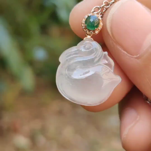 Icy Translucent Natural Type A Jadeite Jade crafted as Swan set on 18k gold clasp with certificate weighs 2.48 grams measurement 16.9 * 16.3 * 5.1 mm (18kp37)