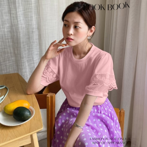 Sheii เข้าใหม่มาแรง เสื้อแฟชั่นหญิง คอกลม ผ้านิ่มยืดใส่สบาย ตรงแขนแต่งลูกสวยมาก แมทช์ลุคไหนก็ปัง ดูลุคคุณหนูคุณนายสุดๆ ไม่ตำได้ไงก่อน