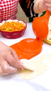 Alat Press Adonan Dan Cetakan Pastel 2in1 Bentuk Wortel / Alat Bantu Penekan Pemipih Pembentuk Lembaran Adonan Kulit Pangsit Dimsum Siomay Suikiaw Gyoza Kuotie Wonton Handmade Manual Dumpling Skin Maker BPA FREE SerbagunaCETAKAN PRESS KULIT PANGSIT 2IN1