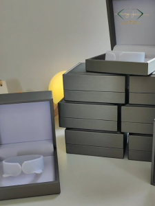 กล่องใส่เครื่องประดับ กล่องใส่เครื่องประดับสีเงินลายผ้าไหม ครบเซท กล่องสินสอด ด้านในกำมะหยี่สีขาว