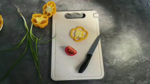 TALENAN 3 IN 1 2 SISI DOUBLE SIDED CUTTING BOARD CHOPPING BOARD MULTIFUNGSI DENGAN PEMARUT DAN PENGASAH - JODY-CUTTING BOARD