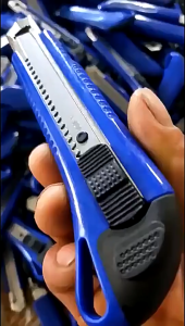 RETRACTABLE UTILITY CUTTER WITH BLADES school & office supplies RANDOM COLOR AVAIL II FIX-IT CORNER PH