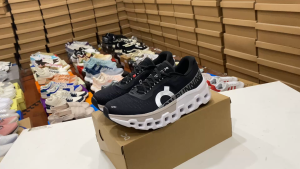 รองเท้าวิ่งOn Cloudmonster 2 สีดำ ดูดซับแรงกระแทก ป้องกันการลื่น สินค้าขายดี