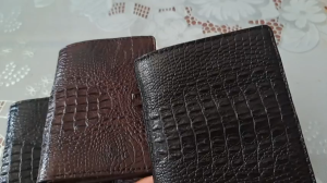 Ví nam đứng da cá sấu con