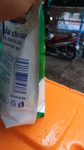 Nước rửa chén Surf trà xanh  và lá dứa túi 3.4kg