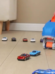 "เปลี่ยนไดโนเสาร์รถบรรทุกของเล่นเด็กสาวพร้อม 4PCS Diecast Racing Dinosaur Transporter เด็กของขวัญวันเกิด"