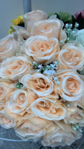 ช่อบูเก้กู ชิ้น PF-F1002 ดอกกุหลาบ ดอกไม้ประดิษฐ์ ดอกไม้ปลอม ช่อดอกไม้ ตกแต่งบ้าน คุณค่าใช้จ่าย 400-500 บาท