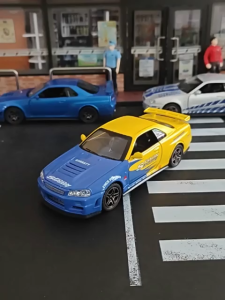 Diecast Car 1:32 Toy Car Styling Nissan SKYLINE GTR R34 Sports Car Models Alloy Diecast Toy Vehicle Doors Openable Auto Truck Simulation Sound and Light Kids Gifts