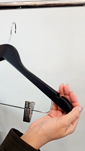 ไม้แขวนเสื้อ ไม้แขวนกางเกง รุ่น B-05 หนา ไม้แท้ มีร่องมีกันลื่น ตะขอกลมสั้น สีดำด้าน เกรดโรงแรม