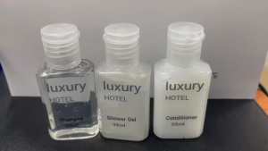 NEW สามารถสั่งทำโลโก้ได้ เลือกกลิ่นได้ มีกลิ่นให้เลือกมากกว่า 30 กลิ่น เจลอาบน้ำ แชมพู ครีมนวดผมแบบใช้แล้วทิ้งของโรงแรม 35มล ชุดของใช้โรงแรม รีสอร์ท บ้านพัก บ้านพักตากอาก