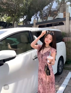 เดรสยาวชีฟอง งานซับในทั้งตัว แต่งระบายคอเลเยอร์ หน้าอกจับจีบมีเชือกผูกโบว์ เดรสชมพูลายผีเสื้อ #8065