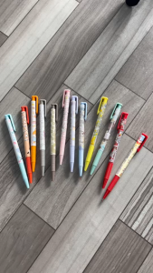 ปากกา ปากกาลูกลื่น (0.38 มม.) LAMOON LM-1022 สีน้ําเงิน / LM-1023 สีแดง (ขายปลีก)