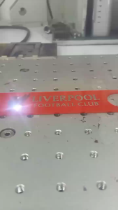 ที่เปิดขวดขนาดใหญ่มินิมอล ยิงลายเลเซอร์โลโก้ทีมฟุตบอลขนาดใหญ่ 18 x 4 ซม. จับถนัดมือ