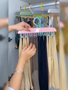 ไม้แขวนเสื้อ 8 ตะขอจัดระเบียบ อเนกประสงค์ กันลื่น ประหยัดพื้นที่ สามารถแขวนในตู้เสื้อผ้าหรือติดกาวกับผนัง -พร้อมส่ง-