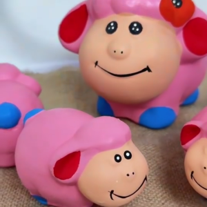 รูปปั้นแกะ ตุ๊กตาแต่งสวน รูปปั้นแต่งสวน ตุ๊กตาแกะ รุ่น ครอบครัวแกะ สีชมพู ชุด5ตัว ของแต่งบ้าน แต่งคาเฟ่ แต่งสวน