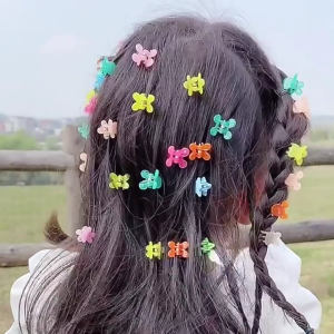 FH-C1117 Set Jepit Rambut Mini Anak Isi 10Pcs Motif Bunga Jepitan Kupu Wanita Aksesoris Rambut Anak\\n\\n Mengenal FH-C1117\\n\\nFH-C1117 adalah set jepit rambut mini anak yang berisi 10 pcs dengan berbagai motif, seperti bunga, kupu-kupu, bintang, kelinci, dan mahkota. Jepit rambut ini dapat digunakan oleh anak perempuan dan wanita dewasa, membuat penampilan Anda lebih menarik dan berwarna.\\n\\n Spesifikasi Produk\\n\\n- Bahan: PC\\n- Ukuran per pcs: ±1.2cm\\n- Ukuran packing card: ±8cm\\n- Berat: 10gr\\n\\n Keunggulan FH-C1117\\n\\n1. Jepit rambut mini dengan bermacam model dan warna-warna yang indah.\\n2. Jepit terbuat dari bahan plastik berkualitas.\\n3. Cocok untuk menghiasi rambut anak agar terlihat cantik.\\n4. Dapat juga digunakan untuk orang dewasa.\\n5. 1 set terdiri dari 10 pcs jepit beraneka warna.\\n\\n Cara Menggunakan FH-C1117\\n\\n Untuk Anak Perempuan\\n\\nJepit rambut FH-C1117 cocok digunakan oleh anak perempuan yang ingin tampil cantik dan berwarna. Anda dapat memilih motif favorit Anda dan menggunakannya untuk menghiasi rambut anak Anda. Jepit rambut ini juga cocok digunakan untuk acara pesta atau hari spesial lainnya.\\n\\n Untuk Wanita Dewasa\\n\\nSelain untuk anak perempuan, jepit rambut FH-C1117 juga cocok digunakan oleh wanita dewasa. Anda dapat menggunakan jepit rambut ini untuk menambahkan sentuhan feminin pada gaya rambut Anda. Jepit rambut ini juga cocok digunakan untuk acara formal atau non-formal.\\n\\n Kelebihan & Keuntungan Menggunakan FH-C1117\\n\\n Cocok Digunakan Sehari-Hari\\n\\nJepit rambut FH-C1117 sangat cocok digunakan sehari-hari karena desainnya yang sederhana dan mudah digunakan. Anda dapat menggunakan jepit rambut ini untuk menghiasi rambut Anda saat berpergian atau melakukan aktivitas sehari-hari.\\n\\n Cocok untuk Acara Pesta\\n\\nJepit rambut FH-C1117 juga cocok digunakan untuk acara pesta atau hari spesial lainnya. Desainnya yang cantik dan elegan akan menambah kecantikan dan keunikan pada penampilan Anda.\\n\\n Hadiah/Kado Ulang Tahun Anak\\n\\nJepit rambut FH-C1117 juga cocok dijadikan hadiah atau kado ulang tahun anak. Motif dan warnanya yang lucu dan menarik akan membuat anak-anak senang menerima hadiah ini.\\n\\n Souvenir\\n\\nJepit rambut FH-C1117 juga cocok dijadikan souvenir untuk acara-acara tertentu. Desainnya yang unik dan menarik akan membuat orang-orang yang menerima souvenir ini merasa spesial.\\n\\n Variasi Motif FH-C1117\\n\\n Bintang\\n\\nMotif bintang adalah salah satu motif yang tersedia pada jepit rambut FH-C1117. Motif ini cocok digunakan oleh anak-anak yang suka dengan bintang dan langit malam.\\n\\n Bunga\\n\\nMotif bunga adalah motif yang paling populer pada jepit rambut FH-C1117. Motif ini cocok digunakan oleh anak-anak yang suka dengan bunga dan alam.\\n\\n Kelinci\\n\\nMotif kelinci adalah motif yang lucu dan menarik pada jepit rambut FH-C1117. Motif ini cocok digunakan oleh anak-anak yang suka dengan hewan kelinci.\\n\\n Kupu\\n\\nMotif kupu-kupu adalah motif yang cantik dan elegan pada jepit rambut FH-C1117. Motif ini cocok digunakan oleh anak-anak yang suka dengan kupu-kupu dan alam.\\n\\n Mahkota\\n\\nMotif mahkota adalah motif yang unik dan menarik pada jepit rambut FH-C1117. Motif ini cocok digunakan oleh anak-anak yang suka dengan kerajaan dan keindahan.\"