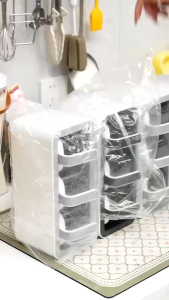 Kệ đựng gia vị ECOCO E2007 3 ngăn tặng kèm miếng dán không cần khoan tường.