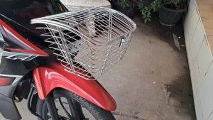 ตะกร้าหน้ามอเตอร์ไซค์รุ่นใหม่ล่าสุด 2024 #รุ่นมีฝาเปิด-ปิด ใส่(เวฟsเวฟ100เวฟ110110i125 ตัวเก่าปี2014ลงไป)สีขาวโครเมี่ยมเงา รุ่นแนะนำ (แถมน็อตยึด แถมกุลแจล็อก) เหล็กแข็งหนา ขนาดมาตรฐาน สินค้าผลิตที่ไทย แข็งแรงได้มาตรฐาน