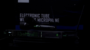 CHÍNH HÃNG | Micro Bóng Tube Cao Cấp MTMAX M1Pro Bắt Sóng Xa Đến 120 Mét Tần Số UHF Cực Cao UHF 640-690 MHz Cùng Công Nghệ Cảm Biến Tự Ngắt Hiện Đại Thiết Kế Sang Trọng Khi Setup Mọi Không Gian Bảo Hành 12 Tháng