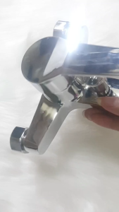 Củ sen tắm nóng lạnh màu trắng bóng làm bằng thép không gỉ model SB215