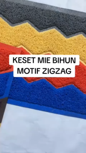 Keset Karpet Mie Bihun Bahan PVC Motif Zig - Zag Ukuran 40 CM X 60 CM Random