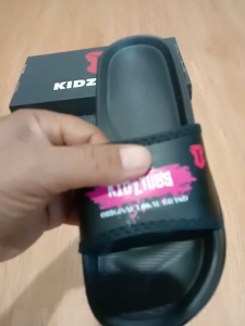 Sandal Anak Laki-Laki Karet Slipper Slide Selop Slipon Jepit Karakter Warna Hitam Usia 6-10 Tahun - KIDZTUBS1018081624