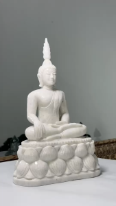 พระพุทธรูป พระแกะสลัก ปางมารวิชัย รูปทรง สุโขทัย หินขาว หน้าตัก 5 นิ้ว พร้อมฐานดอกบัว สูงรวมฐาน 11 นิ้ว นํ้าหนัก 3.8 กิโลกรัม