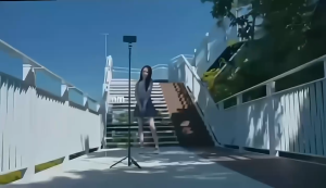 ไม้เซลฟี่บลูทูธที่จับสตรีมมิ่งสดวงเล็บโทรศัพท์มือถือแบบพกพาเติมแสงขาตั้งพื้นแบบออลอินวันอลูมิเนียมอัลลอยด์