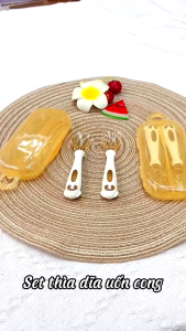Bộ thìa nĩa cho bé tập ăn dặm bẻ cong 360 độ muỗng nĩa tập xúc cho bé kèm hộp cao cấp Happy Store