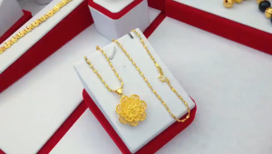 916 gold necklace 24k Saudi Gold Hollow Flower Pendant Necklace for Womens Versatile and Unique