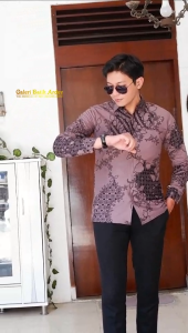 Galeri Batik Ardev - Chandrakirana Kemeja Batik Pria Slim Fit Lengan Panjang Atasan Batik Pria Warna Ungu