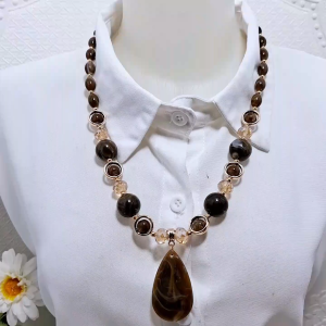 Kalung Batu Etnik Wanita: Aksesoris Fashion yang Mengagumkan