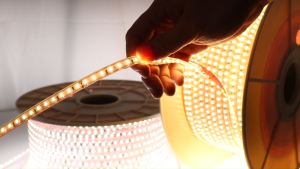 แถบไฟ LED พร้อมปลั๊ก 220V แถบกันน้ำกลางแจ้งที่มีกาว 120LEDs Super Bright ยืดหยุ่นแถบไฟ LED ทุก 10 ซม ตัดได้ แสงกลางแจ้งตกแต่งบ้านในร่ม