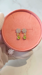 Rosenmarry/ ต่างหูพลอยเพริดอทแท้ พลอยดิบ ดีไซสดอกไม้ ตัวเรือนเงินแท้ 925 พร้อมกล่อง RE034 พลอยแท้เสริมดวง   ของขวัญ  ต่างหูดอกไม้