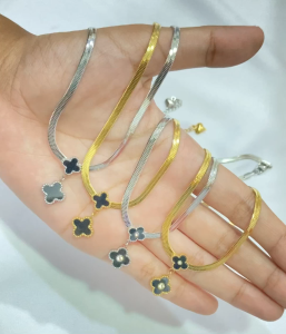 Kalung Titanium Rantai Clover Liontin Hitam Putih Gold Anti Karat Korean Style