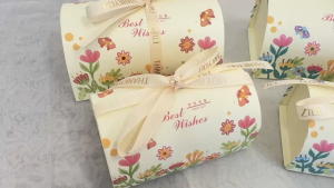 กล่องของขวัญ ทรงหมอน รูปแบบใหม่ ลายดอกไม้น่ารัก สดใส สีครีม กระดาษหนา ใส่ของชำร่วย พร้อมส่ง