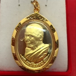 จี้พระหลวงปู่ศิลา กรอบเหลี่ยมทอง ขนาด 3.3x4 cm เสริมโชคลาภ ร่ำรวยเงินล้าน ชุบทอง งานสวย ใส่ได้กับสร้อยทุกแบบ