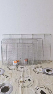 ตะแกรงรองอาหาร ตะแกรงพักขนม ตะแกรงปิ้งย่าง ตะแกรงย่าง (สแตนเลส304 ตารางเส้นหยัก มีขา) ขนาด S40*30/M45*35/L50*35/XL60*40 (ตราTK)